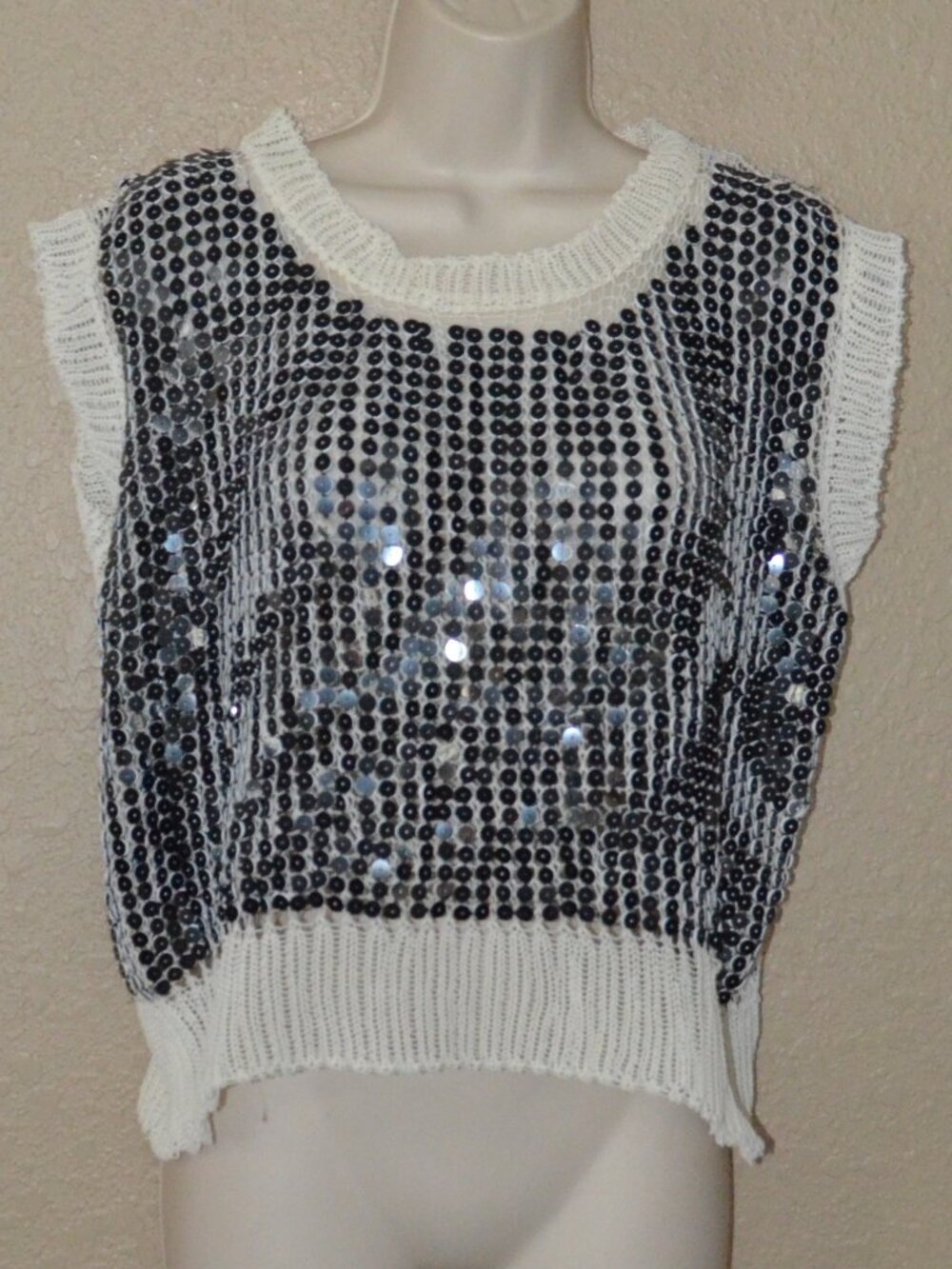 Sz S/M AVIU Cream Knit Black Sequin Detail Cropped Cap Sleeve Top Blouse